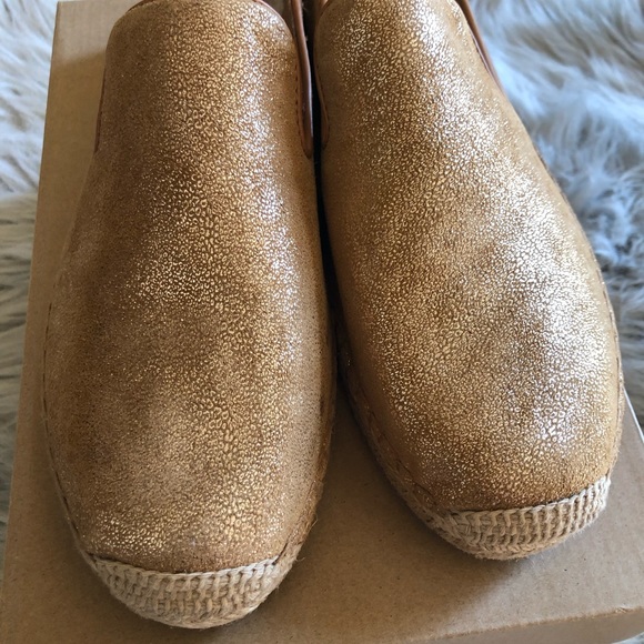 UGG NIB W Sandrine II Metallic W/ Gold sz 10 - Picture 3 of 8